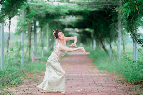 Jovem Traje Tradicional Chinês Dança — Fotografia de Stock