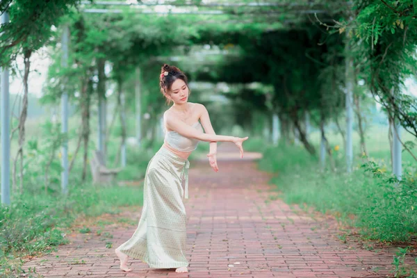 Mujer Joven Traje Tradicional Chino Bailando — Foto de Stock