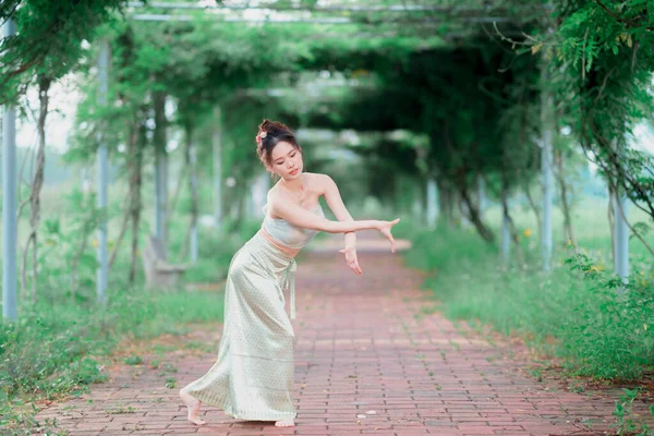 Девушка Традиционных Китайских Костюмах Танцует — стоковое фото