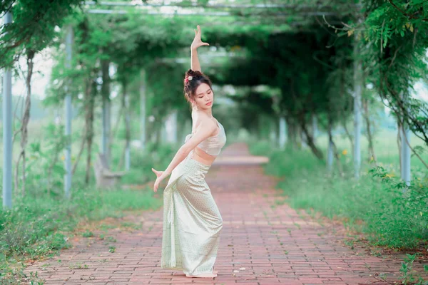Young Woman Traditional Chinese Costume Dancing — Stock Photo, Image