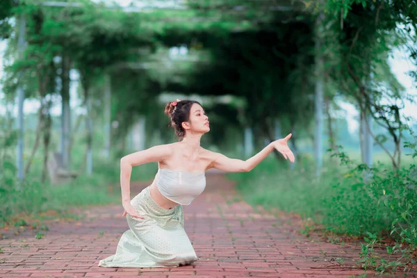 Mladá Žena Tradičním Čínském Kostýmu Tanec — Stock fotografie