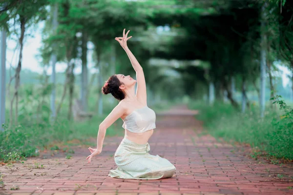 Jovem Traje Tradicional Chinês Dança — Fotografia de Stock