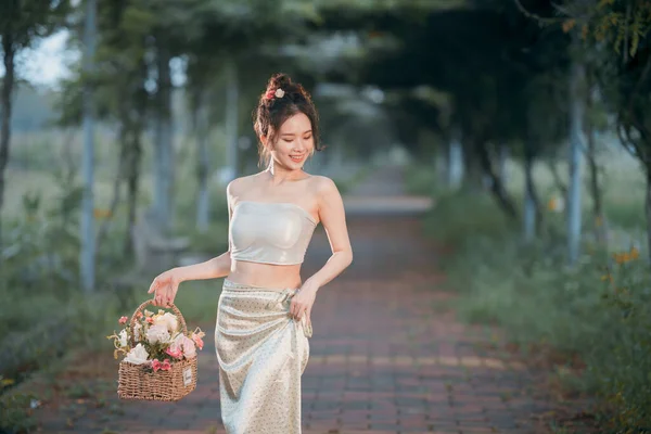 Дівчина Традиційному Китайському Вбранні Саду — стокове фото