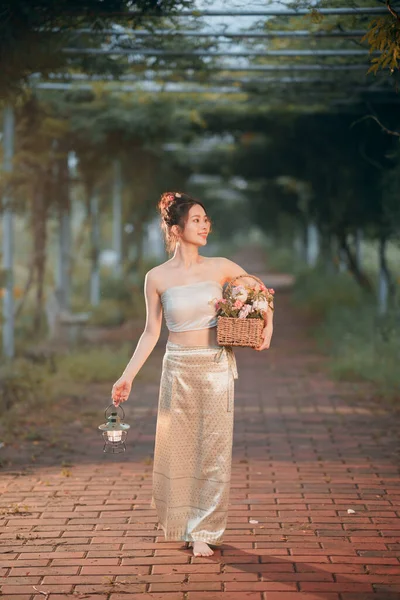 Κορίτσι Παραδοσιακό Κινέζικο Φόρεμα Είναι Στον Κήπο — Φωτογραφία Αρχείου