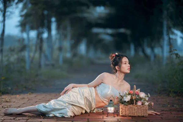 stock image The girl in traditional Chinese dress is in the garden