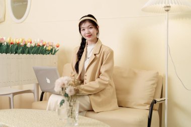 Kız sütlü çay dükkanında tablet bilgisayar kullanıyor.