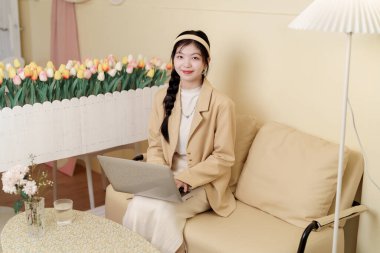 Kız sütlü çay dükkanında tablet bilgisayar kullanıyor.