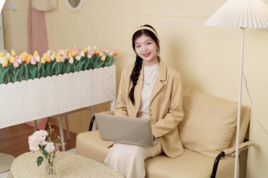 Kız sütlü çay dükkanında tablet bilgisayar kullanıyor.