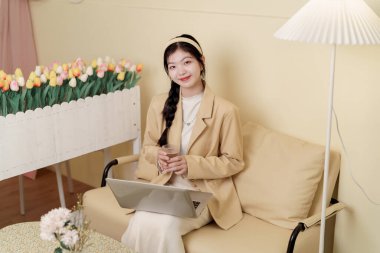 Kız sütlü çay dükkanında tablet bilgisayar kullanıyor.