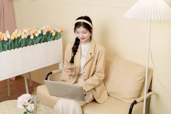 女孩在奶茶店用平板电脑 — 图库照片