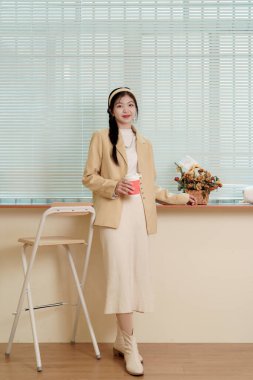 Sütlü çay dükkanındaki Asyalı kız