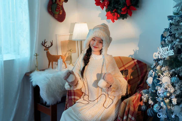 クリスマスのアジア系の女の子は — ストック写真