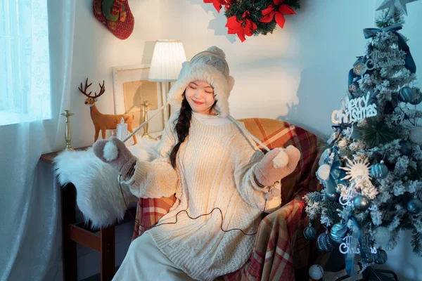 クリスマスのアジア系の女の子は — ストック写真