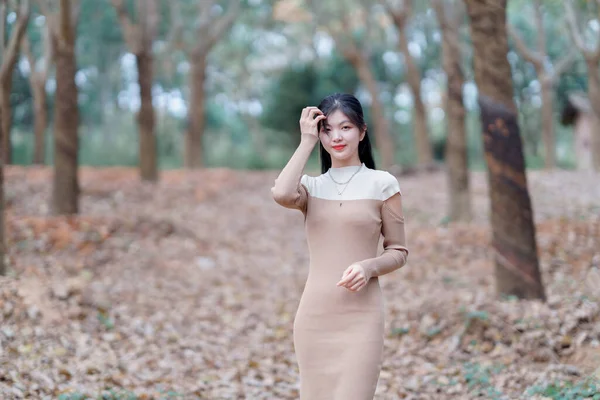Portret Van Romantische Meisje Het Bos — Stockfoto