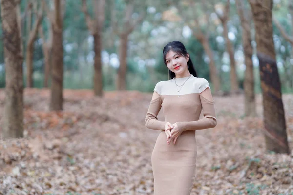 Erdőben Romantikus Lány Portréja — Stock Fotó
