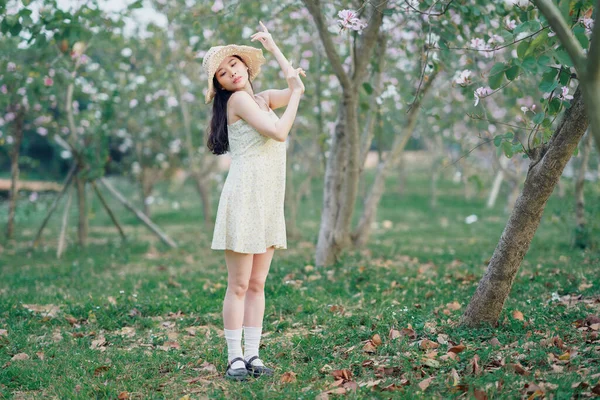 Κορίτσι Στο Πάρκο — Φωτογραφία Αρχείου