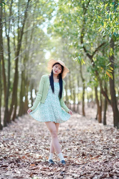Portret Romantyczny Dziewczyny Lesie — Zdjęcie stockowe