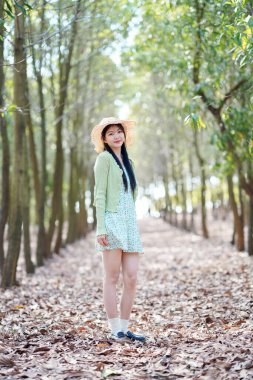 Portret van romantische meisje in het bos