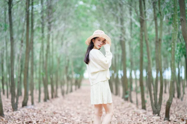 Porträtt Romantisk Flicka Skogen — Stockfoto