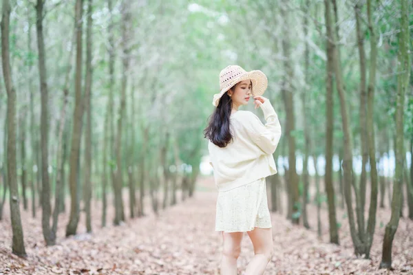 Porträtt Romantisk Flicka Skogen — Stockfoto