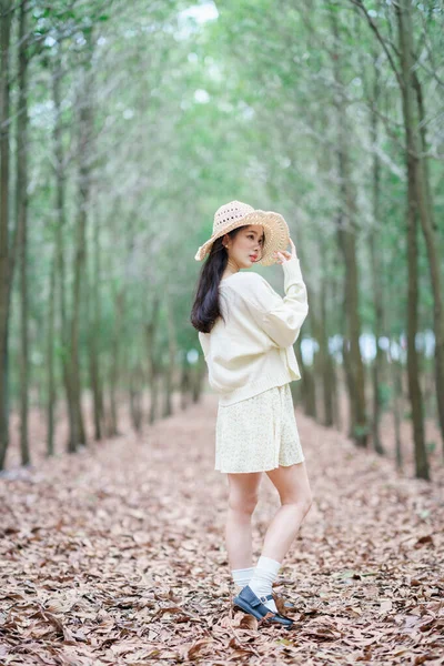 Πορτρέτο Της Ρομαντικό Κορίτσι Στο Δάσος — Φωτογραφία Αρχείου
