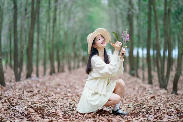 Portret Van Romantische Meisje Het Bos — Stockfoto