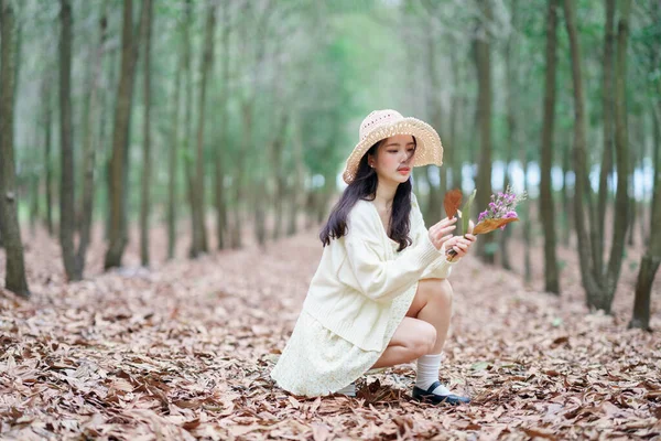 Πορτρέτο Της Ρομαντικό Κορίτσι Στο Δάσος — Φωτογραφία Αρχείου