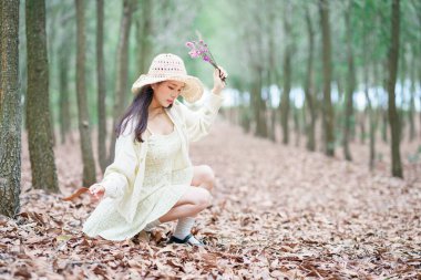 Portret van romantische meisje in het bos
