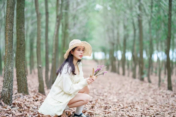 Portrét Romantickou Dívku Lese — Stock fotografie