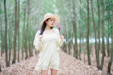 Portret van romantische meisje in het bos