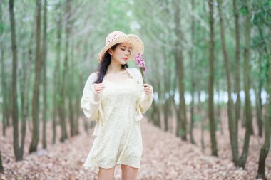 Portret van romantische meisje in het bos