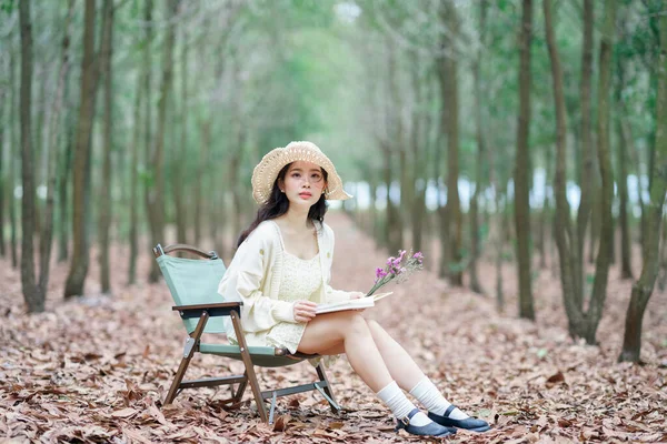 少女は森の中で読む — ストック写真