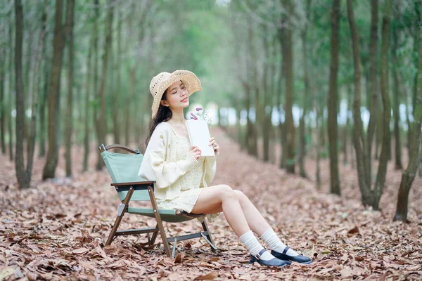 Girl Reads Woods — Stock Photo, Image