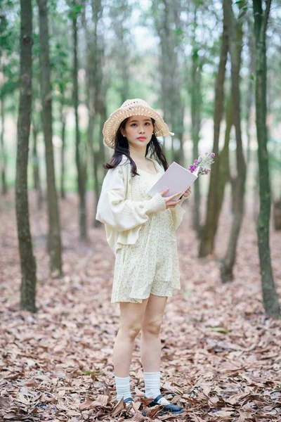Het Meisje Leest Het Bos — Stockfoto
