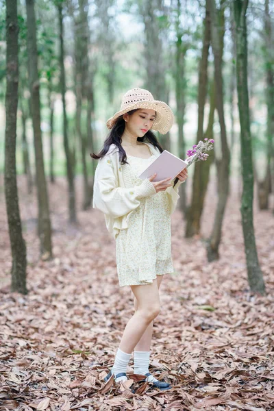 Dziewczyna Czyta Lesie — Zdjęcie stockowe