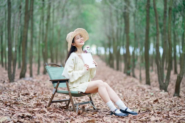Lány Erdőben Olvas — Stock Fotó