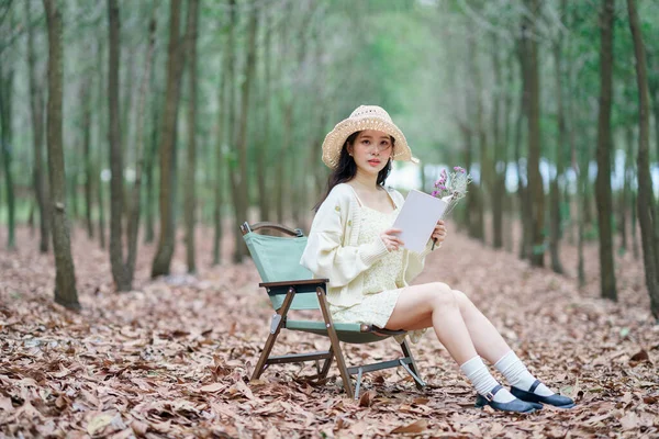 少女は森の中で読む — ストック写真