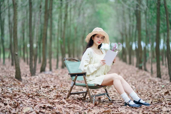 Het Meisje Leest Het Bos — Stockfoto