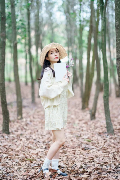 Fata Citește Pădure — Fotografie, imagine de stoc