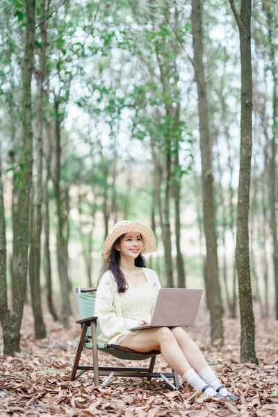 Девушка Использует Ноутбук Лесу — стоковое фото