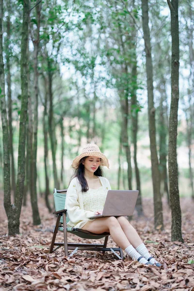 Menina Usa Computador Portátil Floresta — Fotografia de Stock