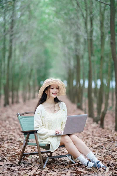 少女は森の中でノートパソコンを使う — ストック写真