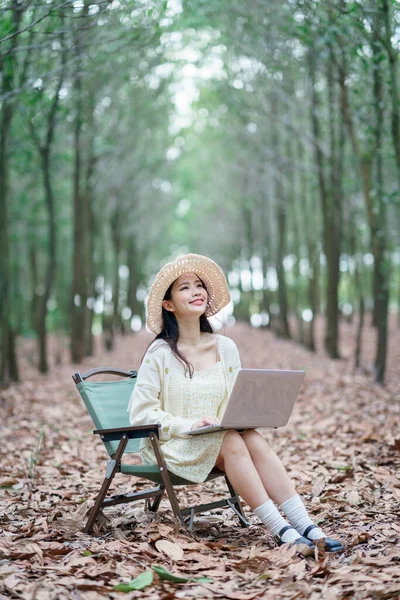 那女孩在树林里用笔记本电脑 — 图库照片