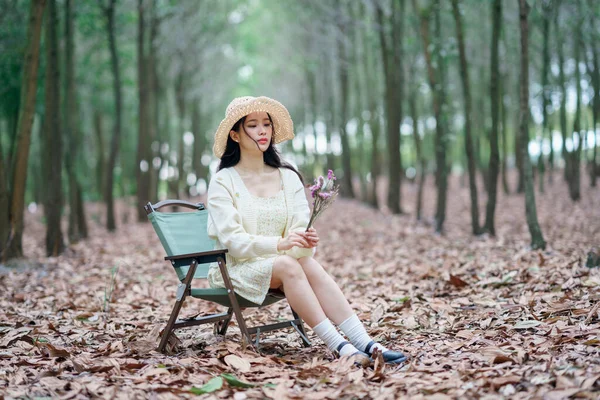 森の中でロマンチックな少女の肖像画 — ストック写真