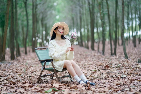 森の中でロマンチックな少女の肖像画 — ストック写真