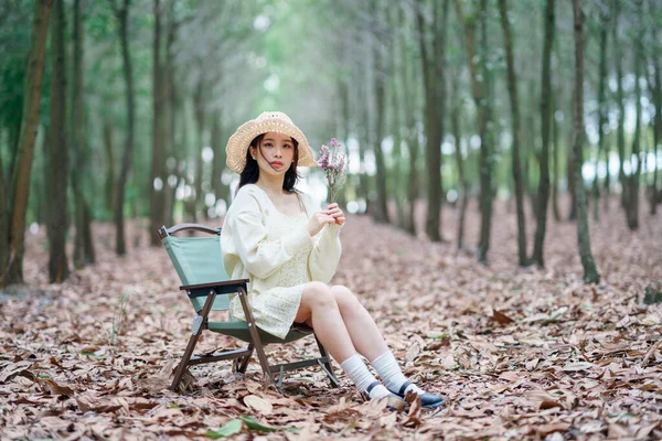 Portret van romantische meisje in het bos