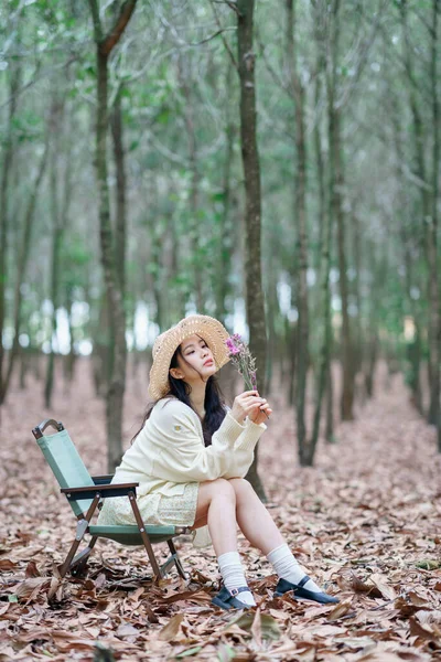 Portrét Romantickou Dívku Lese — Stock fotografie