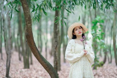 Portret van romantische meisje in het bos