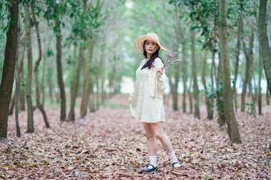 Portret van romantische meisje in het bos