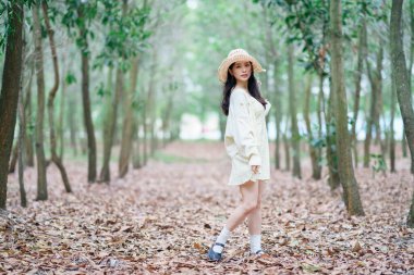 Portret van romantische meisje in het bos